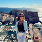 Claudia Conte presenta “La Voce di Iside” al Caffè Gambrinus di Napoli: un evento per educare e ispirare le nuove generazioni
