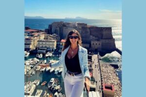 Claudia Conte presenta “La Voce di Iside” al Caffè Gambrinus di Napoli: un evento per educare e ispirare le nuove generazioni
