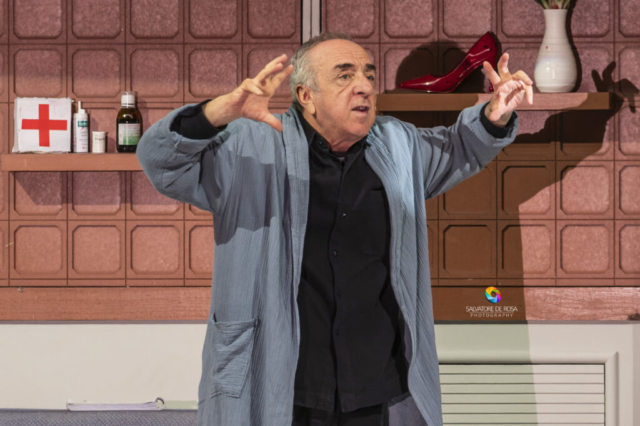 Silvio Orlando incanta Capua con "Ciarlatani": satira e poesia sul palcoscenico del Teatro Ricciardi