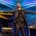Gianni Fiorellino sul palco dell’Arena Flegrea durante il Rock Show a Napoli