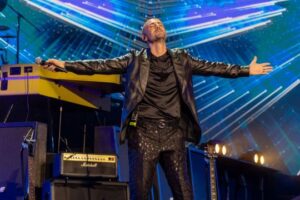 Gianni Fiorellino sul palco dell’Arena Flegrea durante il Rock Show a Napoli