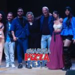 Artisti sul palco del Guardea Pizza Fest con il pubblico applaudenti