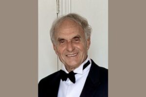 Enzo Sisti riceve l’Italy for Movies Award al Castello Aragonese durante l’Ischia Film Festival 2025