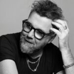 Paolo Vallesi nel videoclip "In fuga verso il sole" ispirato al mito di Icaro