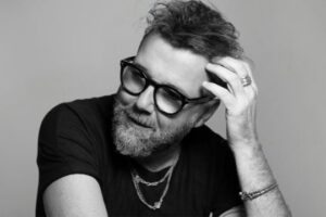 Paolo Vallesi nel videoclip "In fuga verso il sole" ispirato al mito di Icaro