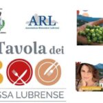 “Cena gourmet all’aperto durante l’evento La Tavola dei 300 a Massa Centro con ospiti e luci serali”