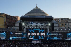 Napoli si infiamma con Radio Kiss Kiss: successo travolgente per la prima tappa del Tour 2025!