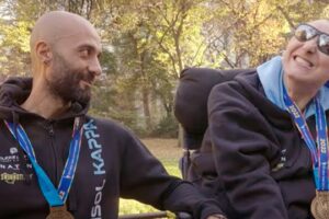 Dario Leo spinge la carrozzina del fratello Franco durante la Maratona di New York nel docufilm "Vamos".