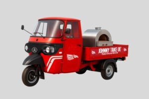 Ape pizza elettrica Johnny Take Uè con forno a legna in centro storico