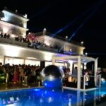 Partecipanti all’evento “Cenando sotto un Cielo Diverso” a Villa Tony di Ercolano, tra stand gastronomici e momenti di spettacolo.