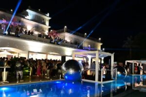 Partecipanti all’evento “Cenando sotto un Cielo Diverso” a Villa Tony di Ercolano, tra stand gastronomici e momenti di spettacolo.