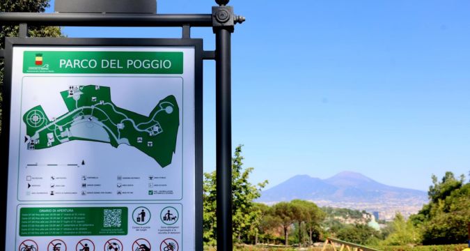 Spettatori al Parco del Poggio durante il Cinema al Poggio a Napoli