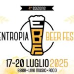 Spettatori al tramonto durante un concerto folk all’Entropia Beer Fest di Pompei