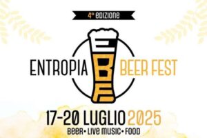 Spettatori al tramonto durante un concerto folk all’Entropia Beer Fest di Pompei