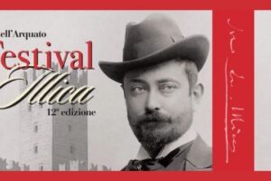 Concerto lirico serale nella piazza monumentale di Castell’Arquato durante il Festival Illica 2025
