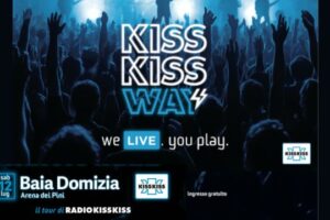 Artisti sul palco del Kiss Kiss Way Tour 2025 a Baia Domizia