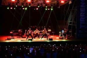 Esibizione live di artisti latini sul palco del Teatro dei Ruderi di Cirella