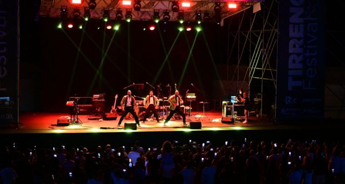 Esibizione live di artisti latini sul palco del Teatro dei Ruderi di Cirella