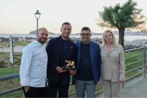 Nicola Scamardella premiato con il Leone d’Oro 2025 al White Chill Out Pozzuoli