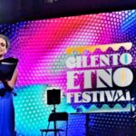 Noa al Cilento Etno Festival mentre ascolta il suono delle campane per la pace