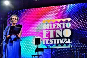Noa al Cilento Etno Festival mentre ascolta il suono delle campane per la pace