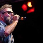 Paolo Vallesi nel videoclip di L’Isola il mare e Te
