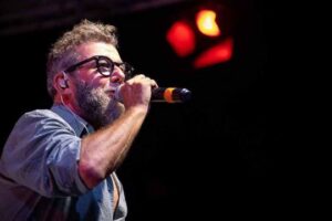 Paolo Vallesi nel videoclip di L’Isola il mare e Te