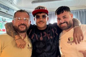 Ciro e Salvatore Poppella durante il buffet alla terrazza VIP del concerto di Geolier