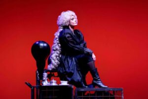 Federica Luna Vincenti interpreta Sissi l’Imperatrice sul palco del Teatro Nuovo di Napoli