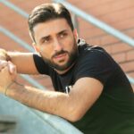 Dal web alla Mostra del Cinema di Venezia: Paco De Rosa sorprende con un ruolo drammatico in “L’Invisibile Filo Rosso”, presentato al Venice Production Bridge 2025.
