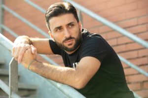 Dal web alla Mostra del Cinema di Venezia: Paco De Rosa sorprende con un ruolo drammatico in “L’Invisibile Filo Rosso”, presentato al Venice Production Bridge 2025.