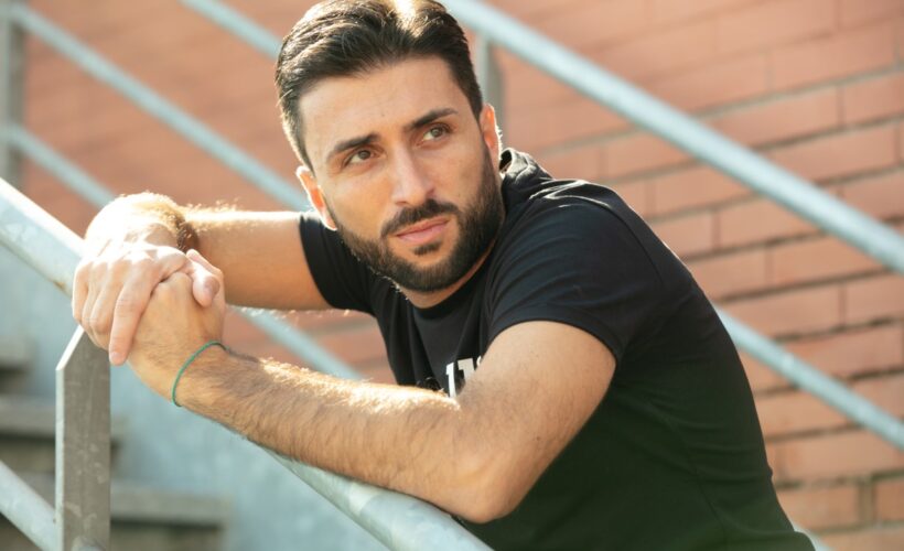 Dal web alla Mostra del Cinema di Venezia: Paco De Rosa sorprende con un ruolo drammatico in “L’Invisibile Filo Rosso”, presentato al Venice Production Bridge 2025.