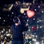 Tony Colombo torna a Palermo e conquista il Velodromo Borsellino: oltre 7000 fan per una serata di musica, emozioni e gratitudine.