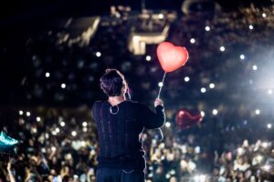 Tony Colombo torna a Palermo e conquista il Velodromo Borsellino: oltre 7000 fan per una serata di musica, emozioni e gratitudine.