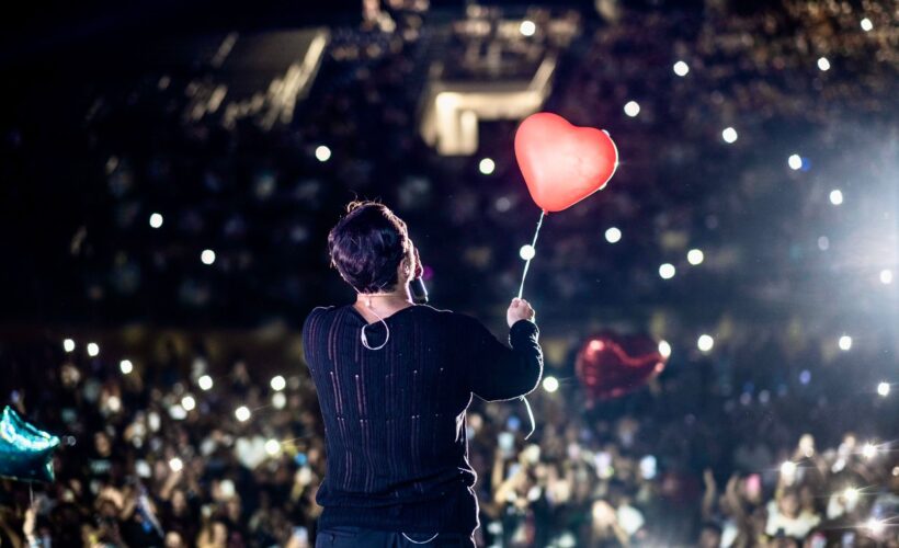 Tony Colombo torna a Palermo e conquista il Velodromo Borsellino: oltre 7000 fan per una serata di musica, emozioni e gratitudine.