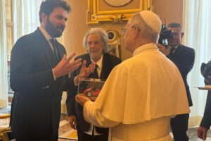 Hollywood incontra il Vaticano: Al Pacino e Andrea Iervolino ricevuti in udienza privata da Papa Leone XIV per un dialogo su cinema, fede e pace globale.