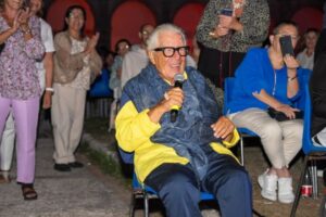 Peppino di Capri canta a sorpresa alla Certosa di Capri durante il festival Il Cinema in Certosa