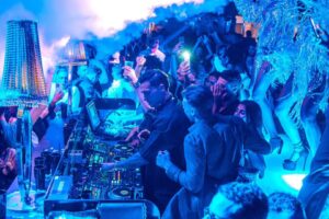 Tre notti di festa nel cuore della Riviera: il Pineta di Milano Marittima celebra Ferragosto con eleganza, musica e format internazionali.