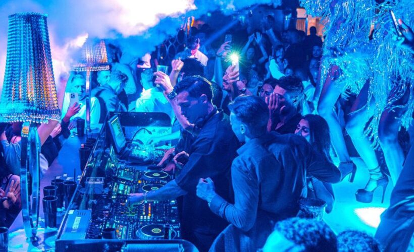 Tre notti di festa nel cuore della Riviera: il Pineta di Milano Marittima celebra Ferragosto con eleganza, musica e format internazionali.