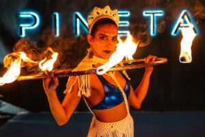 Tre notti di festa nella perla della Costa Smeralda: il Pineta Club Porto Rotondo celebra Ferragosto con musica, spettacolo e glamour internazionale.