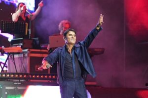 Sal Da Vinci in concerto a Diamante 2025 durante lo spettacolo Stasera che Sera