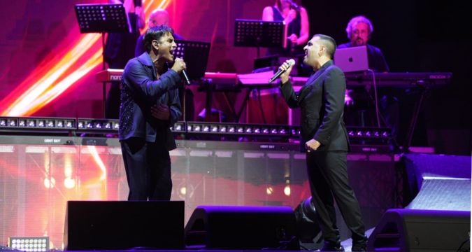 Sal Da Vinci in concerto a Diamante 2025 durante lo spettacolo Stasera che Sera