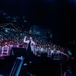 Dopo una lunga estate di sold out in tutta Italia, Tony Colombo chiude il tour “T’aspetto fore ’o core” con 10.000 spettatori alla Mostra d’Oltremare: un trionfo di musica e emozioni.