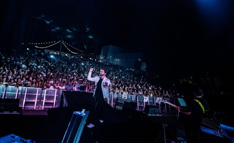 Dopo una lunga estate di sold out in tutta Italia, Tony Colombo chiude il tour “T’aspetto fore ’o core” con 10.000 spettatori alla Mostra d’Oltremare: un trionfo di musica e emozioni.