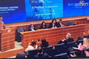 Con coraggio e talento, Luigi Zeno dà voce alle ferite invisibili del bullismo davanti alle istituzioni.