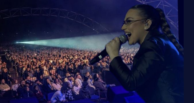 Paola Pezone in concerto al Palapartenope durante lo show Happy Birthday sold out