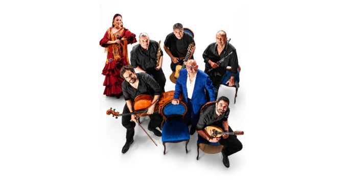 Pisapia e Gruppo Smeraldo durante un concerto dedicato alla canzone classica napoletana.