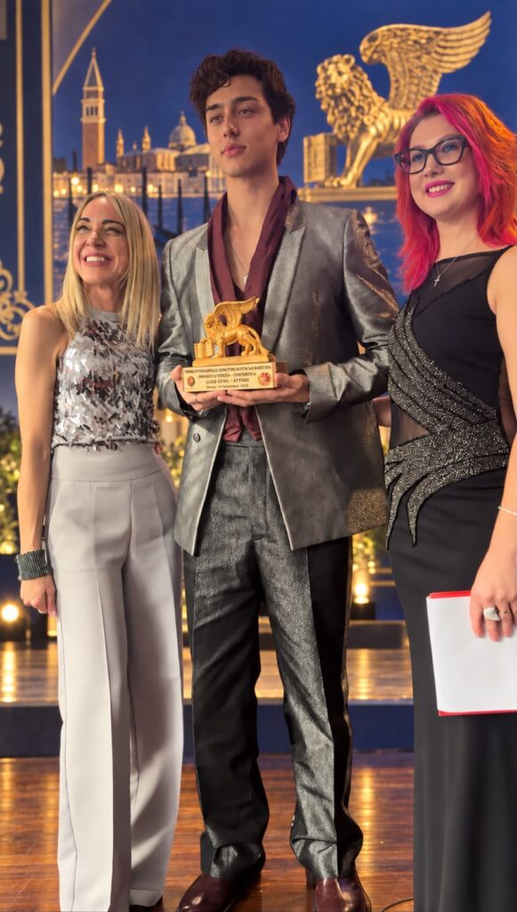 Luigi Zeno, l’attore che conquista Roma: Leone d’Oro Alato per il suo impegno contro il bullismo