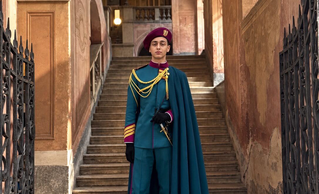 A 19 anni l’attore napoletano arriva sulla piattaforma con uno dei personaggi della nuova serie. E mentre il pubblico scopre Leonardo, Zeno è già sul set della prossima produzione Rai 1. Un nuovo volto, un nuovo personaggio, un passaggio importante. Luigi Zeno arriva su Netflix nei panni di Leonardo in “Minerva – La Scuola”, disponibile da oggi, 22 settembre. Per il diciannovenne originario di Ercolano è un debutto che arriva nel pieno di un periodo professionale particolarmente intenso: mentre il pubblico può finalmente vederlo nei panni di Leonardo, Zeno è già a Trento, davanti alla macchina da presa per “Nemo – Chi ha ucciso Sofia”, nuova produzione destinata a Rai 1 con la regia di Carmine Elia. Netflix oggi, Rai 1 sul set e un’altra produzione televisiva già pronta ad attenderlo a Roma. È questa la fotografia di un anno che sta accelerando il percorso artistico di Luigi Zeno. Leonardo, il personaggio che porta Luigi Zeno su Netflix In “Minerva – La Scuola”, diretta da Ivan Silvestrini, Luigi Zeno interpreta Leonardo. Determinazione, carattere e desiderio di misurarsi con nuove sfide sono alcuni degli elementi che hanno avvicinato l’attore al suo personaggio. «In Leonardo ho ritrovato qualcosa di me. Ci accomunano la determinazione e la voglia di metterci alla prova. È un personaggio che mi ha permesso di esplorare nuove sfumature e al quale sono rimasto molto legato». Per Zeno, Leonardo non rappresenta soltanto un nuovo ruolo, ma il personaggio con cui il suo percorso raggiunge ora il pubblico di Netflix. Un traguardo che assume un significato ancora maggiore considerando la velocità con cui, negli ultimi mesi, si sono susseguiti i suoi impegni professionali. Netflix mentre è già sul prossimo set Non c’è infatti una pausa tra l’uscita di “Minerva – La Scuola” e il progetto successivo. Nel giorno in cui Leonardo arriva su Netflix, Luigi Zeno si trova a Trento sul set di “Nemo – Chi ha ucciso Sofia”, serie destinata a Rai 1. E appena terminato questo lavoro, per il giovane attore è previsto il trasferimento a Roma per un nuovo set Rai 1. Una continuità professionale che racconta meglio di qualsiasi definizione il momento vissuto dal diciannovenne: 4 set nell’arco di circa un anno, tra produzioni televisive e streaming. Tra i lavori del suo percorso recente figura anche “La promessa di Patrizio”, legata alla storia del campione Patrizio Oliva. A 19 anni, da Ercolano ai grandi set Nato a Napoli e cresciuto a Ercolano, Luigi Zeno ha iniziato a recitare giovanissimo, costruendo le proprie basi attraverso anni di esperienza teatrale. Il passaggio davanti alla macchina da presa ha aperto una nuova fase del suo percorso, che oggi lo vede alternarsi tra produzioni Netflix e Rai 1. A questo si affianca l’impegno sociale: Zeno ha prestato il proprio volto a iniziative contro il bullismo e a favore della donazione degli organi, portando questi temi anche fuori dal set. Sono arrivati inoltre premi e riconoscimenti, insieme alla candidatura al Picentia Film Festival come Miglior Giovane Attore. Ma il 22 settembre il centro della scena è uno solo: Leonardo. È il momento di Leonardo Da oggi il pubblico può scoprire Luigi Zeno in una veste nuova. Leonardo arriva su Netflix con “Minerva – La Scuola”, mentre per il diciannovenne attore campano il lavoro continua già sui prossimi progetti. Un set appena consegnato al pubblico, un altro ancora in lavorazione e il successivo già all’orizzonte. Per Luigi Zeno il 22 settembre non è soltanto il giorno di “Minerva – La Scuola”. È l’inizio di un nuovo capitolo.