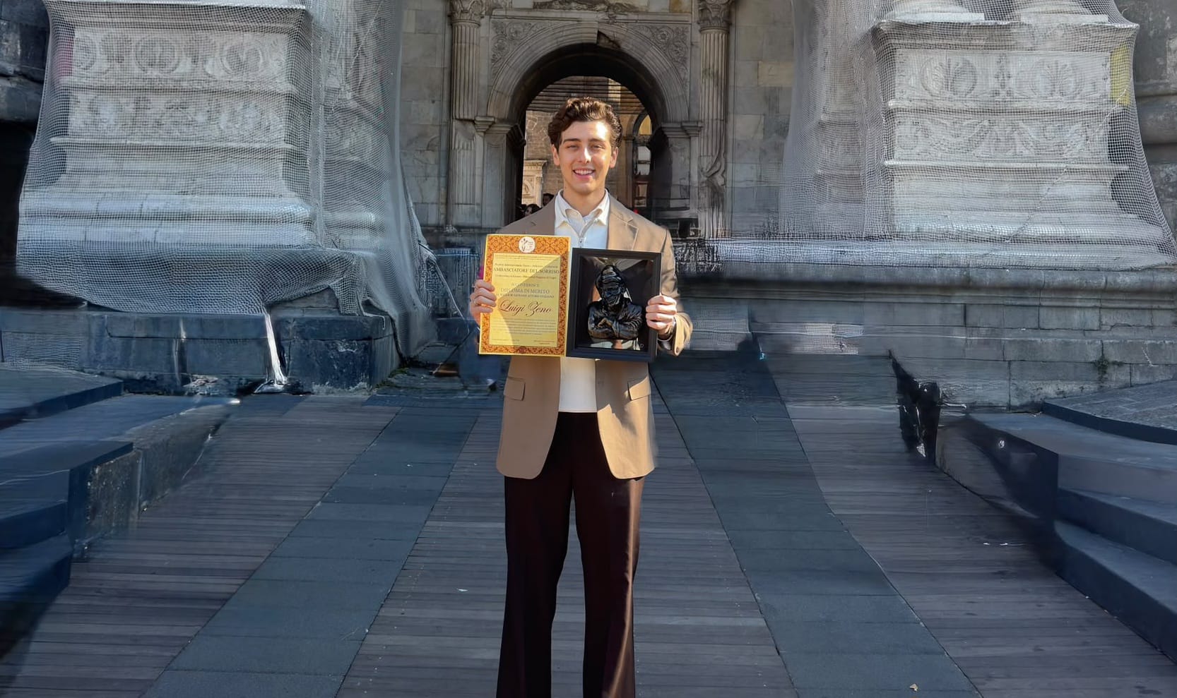 Luigi Zeno premiato al Maschio Angioino come Miglior Giovane Attore Italiano: un riconoscimento firmato dallo scultore Domenico Sepe